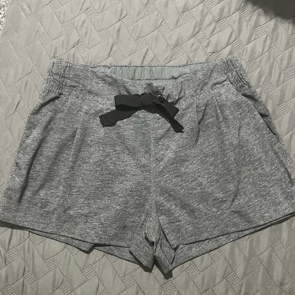 Great condition LULULEMON SPRING BREAK AWAY SHORTS II Heathered gray